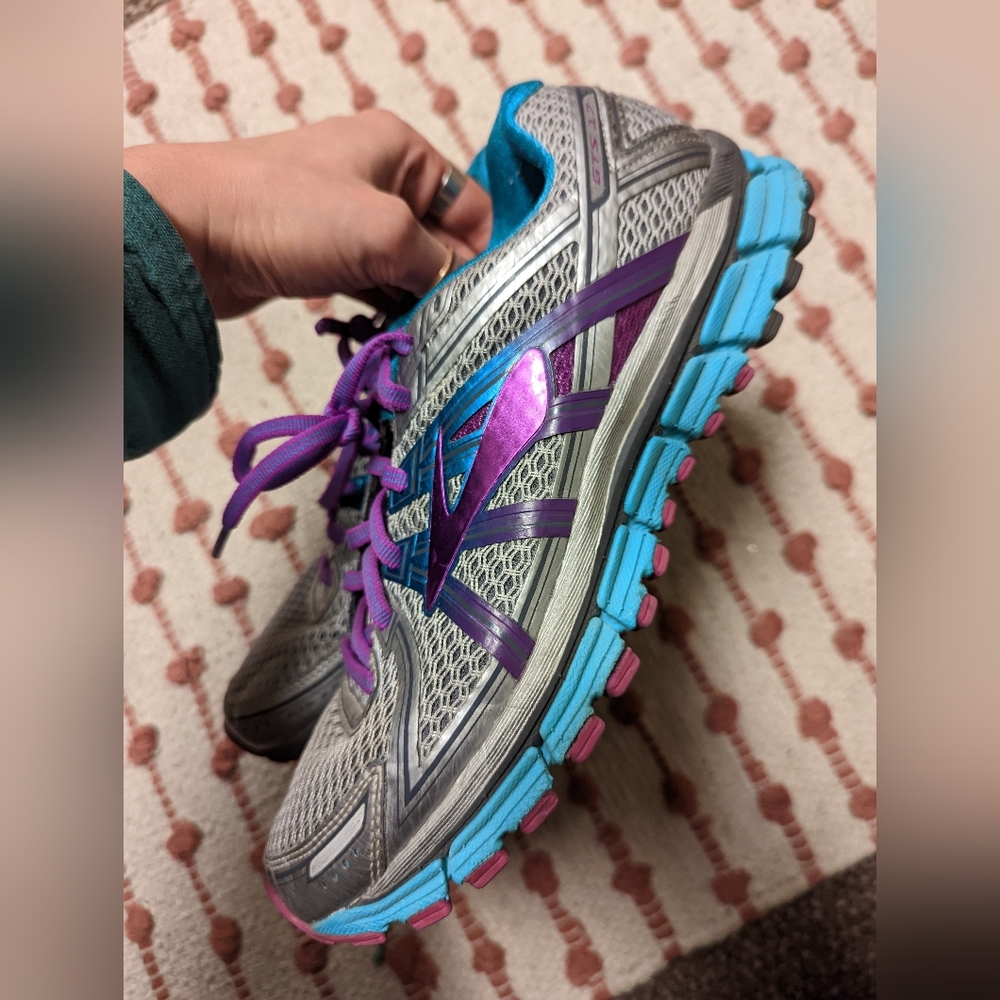 Brooks GTS 17 -- Women's 10/EU 42